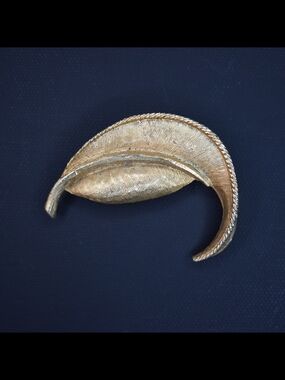 Vtg Unsigned Gold Tone Metal Narrow Pointed Tip Curled End Tree Leaf Brooch Pin